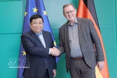 Le vice-Premier ministre Nguyen Chi Dung (gauche) et le vice-président du Bundestag allemand, Bodo Ramelow. Photo: VNA