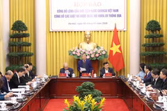 Conférence de presse pour annoncer officiellement l’Ordre présidentiel promulguant 12 lois. Photo: VNA