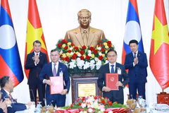 Le premier ministre vietnamien, Le Minh Hung, et son homologue lao, Saleumxay Kommasith, assistent à la cérémonie de signature de l'accord de coopération entre les deux gouvernements dans le secteur financier. Photo : VNA