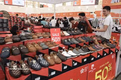 L'industrie du cuir et de la chaussure attire des acheteurs au Salon d'automne 2025. Photo : VNA