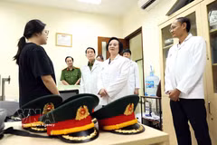 La vice-Première ministre, Pham Thi Thanh Tra, encourage le personnel du Centre d'identification de l'AND. Photo : VNA