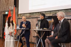 Des délégués participent à un événement organisé par des étudiants à Zurich. Photo : VNA