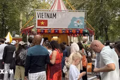 Le stand de de l'association "We love Pho" attire de nombreux visiteurs. Photo: VNA