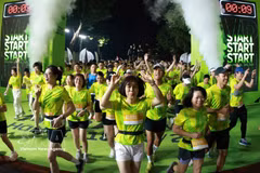 Les coureurs participent avec enthousiasme à la course. Photo : VNA