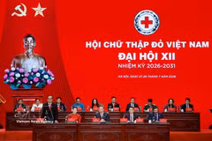 Le secrétaire général du Parti et président de la République To Lam assiste et participe au présidium du 12e Congrès national de la Croix-Rouge du Vietnam. Photo : VNA