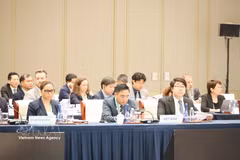 Le vice-ministre de l'Agriculture et de l'Environnement, Nguyen Quoc Tri (au milieu, première ligne), participe à la conférence. Photo : VNA