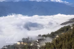 Les paysages naturels majestueux et la beauté sereine de Sa Pa sous la brume. Photo: VNA