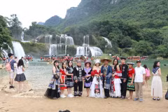 Outre l’admiration des paysages, les touristes souhaitent de plus en plus devenir des « protecteurs » de la beauté de la nature. Photo : VNA