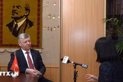Dmitry Georgievich Novikov, député à la Douma d'État de la Fédération de Russie et premier vice-président du Comité central du Parti communiste de la Fédération de Russie (KPRF), répond à une interview de la VNA. Photo: VNA