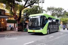 De nombreuses lignes de bus électriques modernes sont mises en service, remplaçant progressivement les véhicules à combustibles fossiles. Photo : VNA