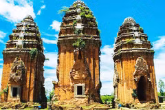 Les tours Duong Long sont édifiées par les Chams entre la fin du XIIe et le début du XIIIe siècle. Photo: nhandan.vn