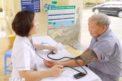 Consultations médicales gratuites pour les personnes âgées au centre de santé du quartier de Xuan Hoa, ville de Phuc Yen, province de Vinh Phuc. Photo : VNA 