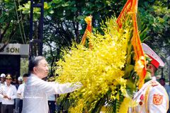 Le secrétaire général et président To Lam dépose des fleurs au cimetière national des martyrs de Truong Son. Photo : VNA