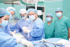 Transplantation rénale à l'hôpital central de Hue. Photo : VNA
