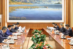 Entre ue entre le vice-Premier ministre Tran Hong Ha et le gouverneur de la province du Yunnan, Wang Yubo. Photo: VNA