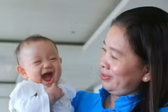 La province de Hâu Giang récompense les familles ayant eu deux filles. Ici, une mère et son bébé lors de la cérémonie tenue le 5 janvier 2023. Photo : VNA