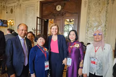 La vice-présidente de l'Assemblée nationale du Vietnam, Nguyen Thi Thanh (2e, droite), rencontre la présidente de l'Assemblée nationale française, Yaël Braun-Pivet (au milieu). Photo: VNA