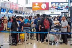 Des passagers à l'aéroport international de Noi Bai à Hanoï. Photo : VNA 