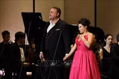 Le soprano Joseph Calleja et la soprano Kathryn Lewek au concert. Photo: VNA