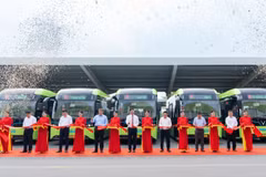 Cérémonie d'inauguration d'une ligne de bus électrique à Hanoï. Photo : VNA