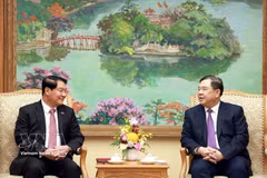 Le vice-Premier ministre Pham Gia Tuc (droite) et Athsaphangthong Siphandone, secrétaire du Comité municipal du PPRL et président du Conseil populaire de Vientiane. Photo: VNA