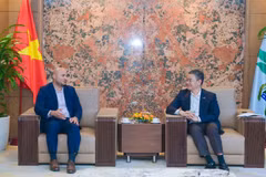 Le directeur général de PETROVIETNAM, Le Manh Cuong (droite), reçoit Francisco R. Garcia, vice-président senior chargé du développement et de l’ingénierie du groupe américain Murphy Oil. Photo: PETROVIETNAM