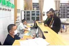 Albert a été conduit par la police de la commune de Y Tý à l'hôpital général provincial n° 2 de Lao Cai. Photo : baolaocai.vn