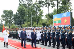 Le secrétaire général du Parti et président de la République, To Lam (gauche), et le président du Myanmar, Min Aung Hlaing, passent en revue la Garde d'honneur de l'Armée populaire du Vietnam. Photo: VNA