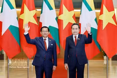 Le président de l'Assemblée nationale Tran Thanh Man (droite) et le président birman Min Aung Hlaing. Photo: VNA