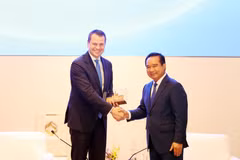 Le président du Comité populaire de Hô Chi Minh-Ville, Nguyen Van Duoc (droite), reçoit le directeur exécutif du Forum économique mondial (WEF), Stephan Mergenthaler. Photo: VNA
