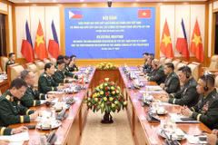Entretien entre le général Nguyen Tan Cuong et le général Romeo Brawner Junior. Photo: VNA