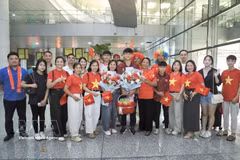 L'équipe nationale vietnamienne des moins de 17 ans reçoit un accueil chaleureux de la part des supporters dès son retour au pays le 26 avril. Photo: VNA