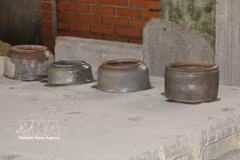 Des artefacts sont des ustensiles domestiques datant de la dynastie des Tran, soit entre les XIIIe et XIVe siècles. Photo: VNA