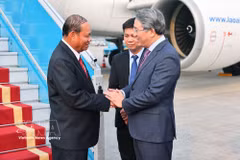 Le chef du Bureau central du Parti communiste du Vietnam, Nguyen Hai Ninh (droite), accueille Vilay Lakhamfong, secrétaire permanent du Comité central du PPRL, à l'aéroport international de Noi Bai, à Hanoï. Photo : VNA