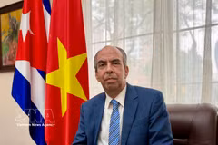 L'ambassadeur cubain Rogelio Polanco Fuentes répond à une interview de la VNA. Photo : VNA