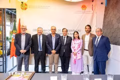 Le chargé d'affaires de l'ambassade du Vietnam à Lisbonne, Nguyên Manh Thang (2e, gauche), et des membres de l'Association d'amitié Pologne - Vietnam. Photo: VNA
