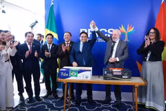 Le Premier ministre Pham Minh Chinh (gauche) et le président brésilien Lula da Silva lors de la cérémonie de signature de l'accord d'exportation bilatéral entre le Vietnam et le Brésil. Photo : Duong Giang/VNA