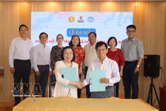 Cérémonie de signature du protocole d’accord de coopération visant à créer et à exploiter un bureau de soutien psychologique et social dédié aux enfants et aux familles de Hô Chi Minh-Ville. Photo: VNA