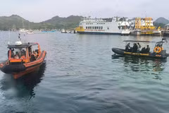 Des équipes de secours indonésiennes recherchent des touristes étrangers portés disparus sur l’île de Padar. Photo: AFP