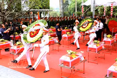 Cérémonie de dépôt de gerbes en hommage aux Héros morts pour la patrie. Photo : VNA