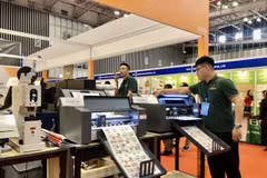 Des produits sont exposés lors du Salon international de l'industrie de l'impression et de l'emballage du Vietnam 2025 (VietnamPrintPack). Photo: VNA