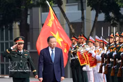 Le secrétaire général et président To Lam, secrétaire de la Commission militaire centrale, passe en revue la garde d'honneur lors de la cérémonie commémorative. Photo : VNA