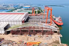 La structure de l’arche principale et son ossature de support destinées au pont piétonnier enjambant la rivière Saïgon, à Hô Chi Minh-Ville, passe avec succès les essais de charge en usine. Photo: VNA