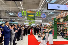 Ouverture de la Semaine des produits vietnamiens en France au supermarché Carrefour Collégien. Photo : VNA 