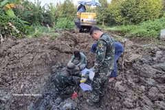 L'équipe K91 recherche et recueille de nombreux restes de soldats tombés au combat dans le hameau de Binh Hoa, commune de Ngu Hiep, province de Dong Thap. Photo : VNA