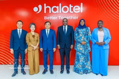 Des délégués vietnamiens et tanzaniens au siège de Viettel Tanzania (Halotel), co-organisateur du Forum. Photo : VNA
