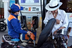 Le Vietnam a officiellement adopté l’essence biocarburant E10 sur l’ensemble du territoire national. Photo: VNA