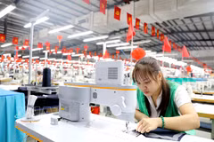L'usine de confection Hung Ha Veston investit dans des machines à coudre dotées d'intelligence artificielle pour optimiser sa production. Photo : VNA