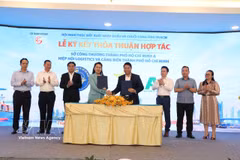 Le Service de l'industrie et du commerce de Hô Chi Minh-Ville signe un protocole d'accord avec l'Association de la logistique et des ports de la ville. Photo : VNA