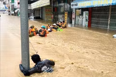 Des forces évacuent des habitants de Khanh Hoa. Photo : VNA
